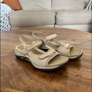 Clarks Springers Walking Sandals | Women’s Size 7m | stone beige cream - velcro